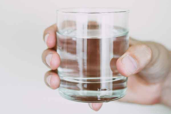 Hand die glas gefilterd water vasthoudt